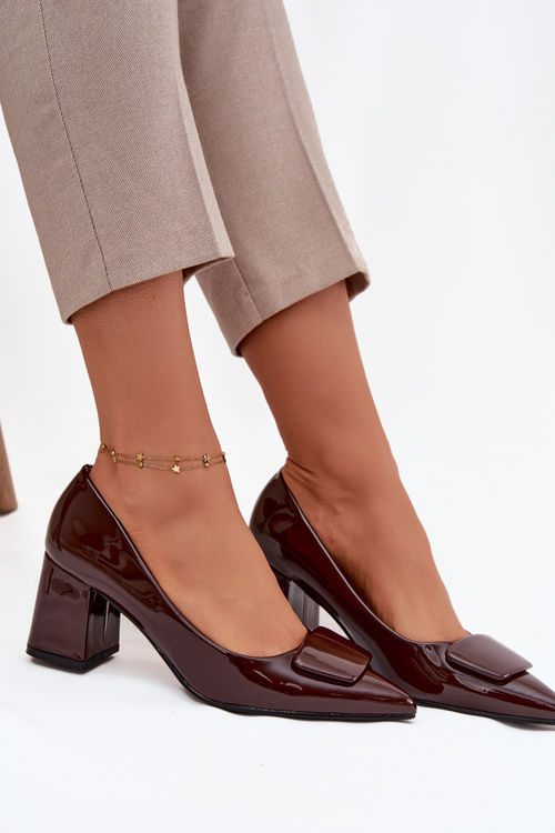 Лаковані туфлі на підборах з прикрасою шоколадні Isoline