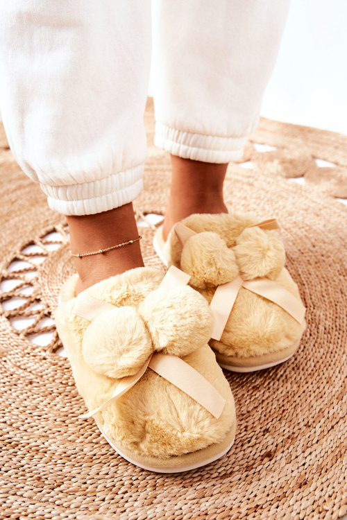 Пухнасті тапочки з помпонами жовтого кольору