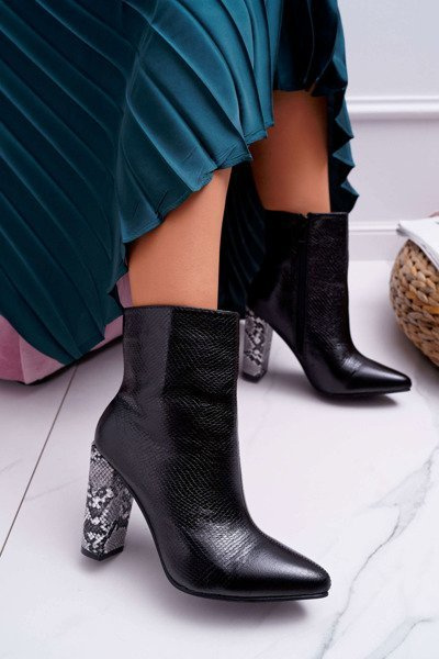 Жіночі чоботи на шпильці з мотивом змії чорного кольору Vernel