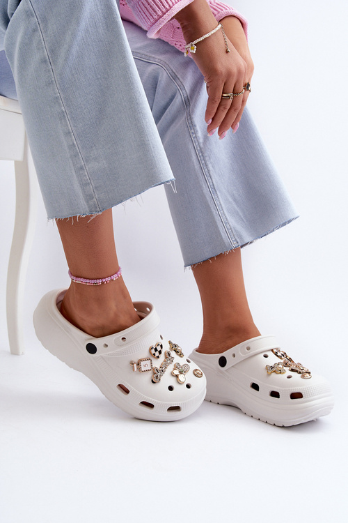 Жіночі легкі поролонові шльопанці на товстій підошві та декоративних шпильках білого кольору Effiora