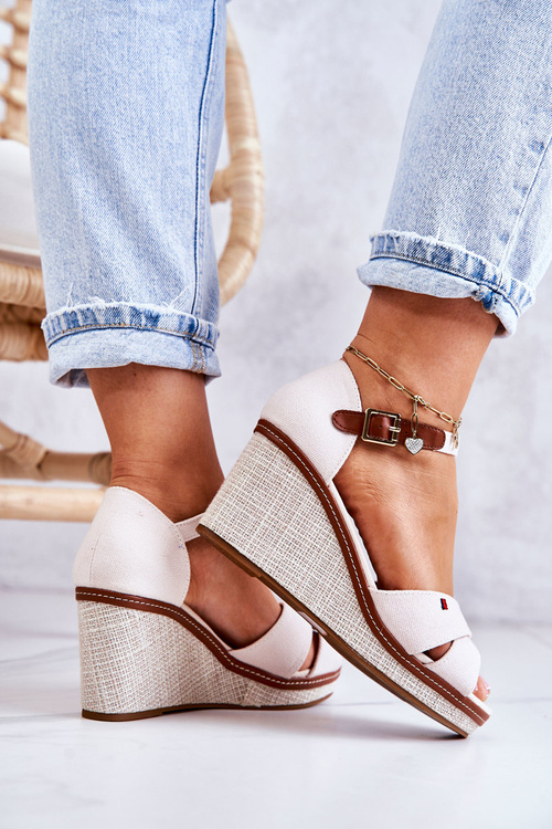 Жіночі Босоніжки На Танкетці Бежеві Veenus