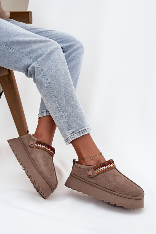 Жіночі низькі зимові черевики з рухомим ремінцем і вишивкою на платформі темно бежеві Lyrisse