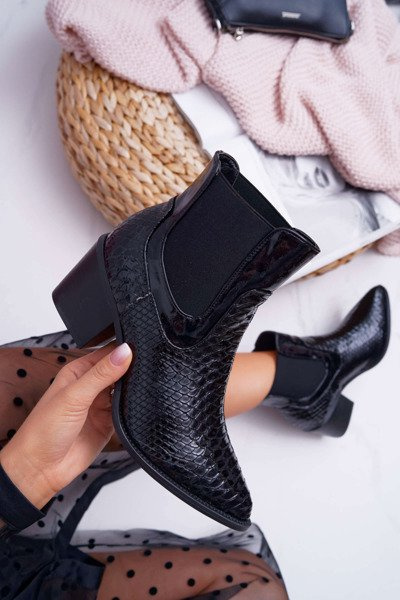 Жіночі лаковані сліпони Black Dorine