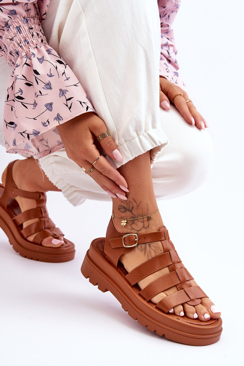 Шкіряні босоніжки з смугами коричневого кольору