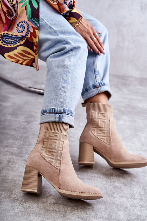 Жіночі замшеві чоботи з носком бежеві Montes