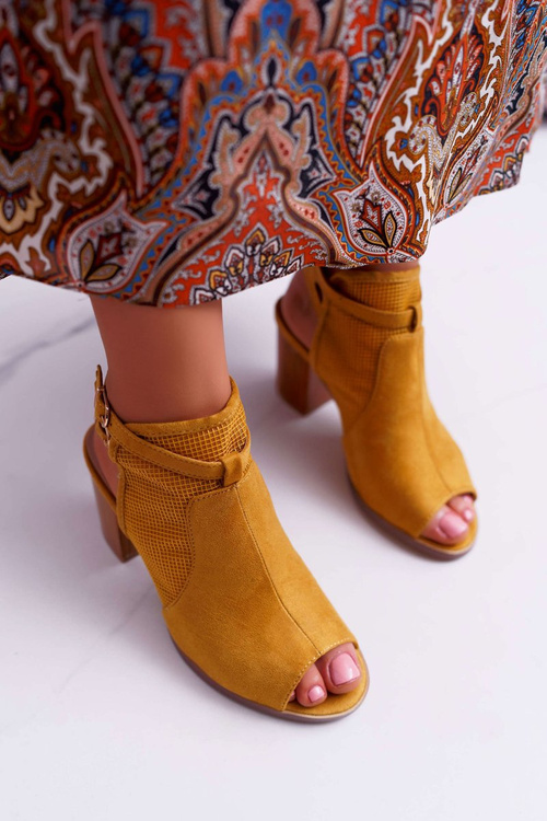 Жіночі замшеві босоніжки Tido жовтого кольору