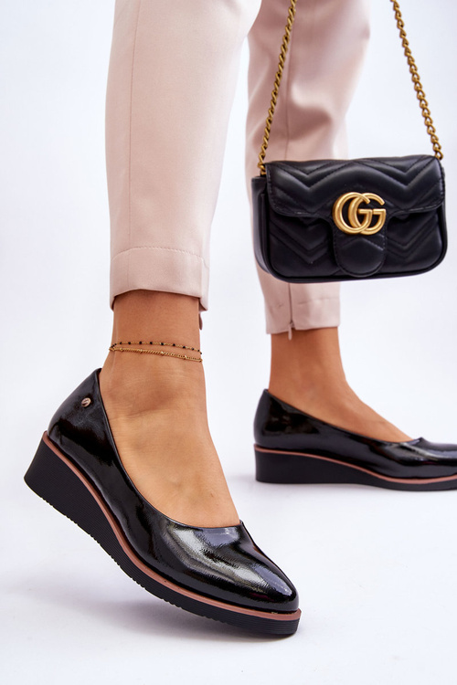 Класичні лаковані туфлі на танкетці, бежеві Paola