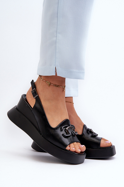 Жіночі босоніжки на платформі та танкетці з чорними прикрасами Janesca