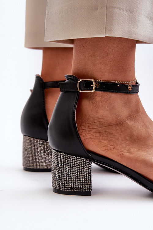 Жіночі босоніжки з еко шкіри на каблуці з декором чорні Wiatalia