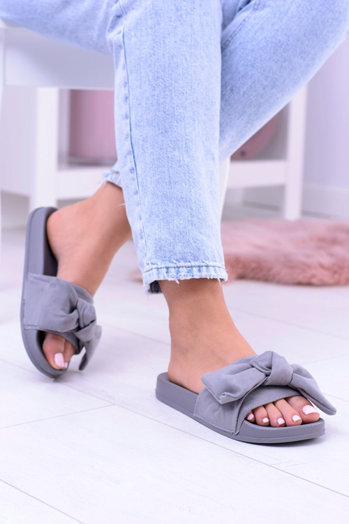 Сірі жіночі замшеві шльопанці з кокардою Merbolo