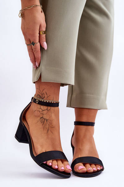 Атласні босоніжки на низькому каблуці Black Juliet