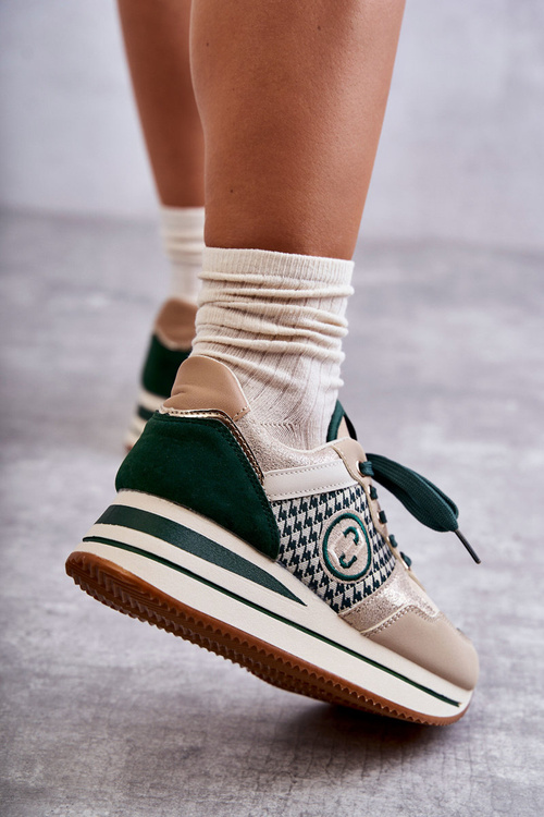 Модні жіночі спортивні туфлі на танкетці бежево-зелені Aronne