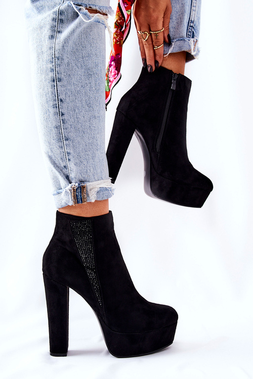 Чорні замшеві чоботи на високому каблуці
