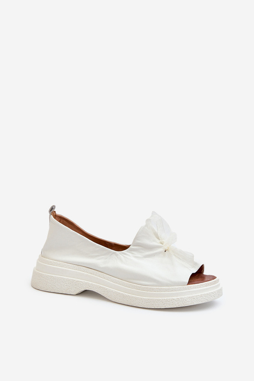 Білі жіночі шкіряні босоніжки з бантом Zazoo 2939