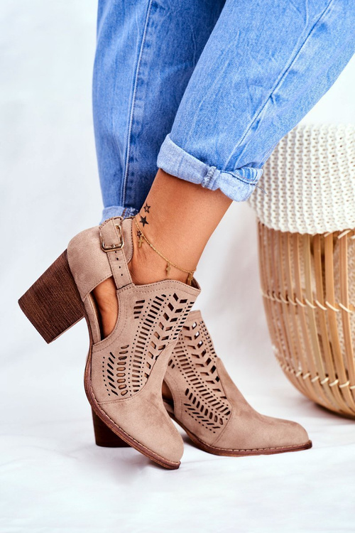 Чоботи жіночі з вирізаною замшею весна Beige Velluci