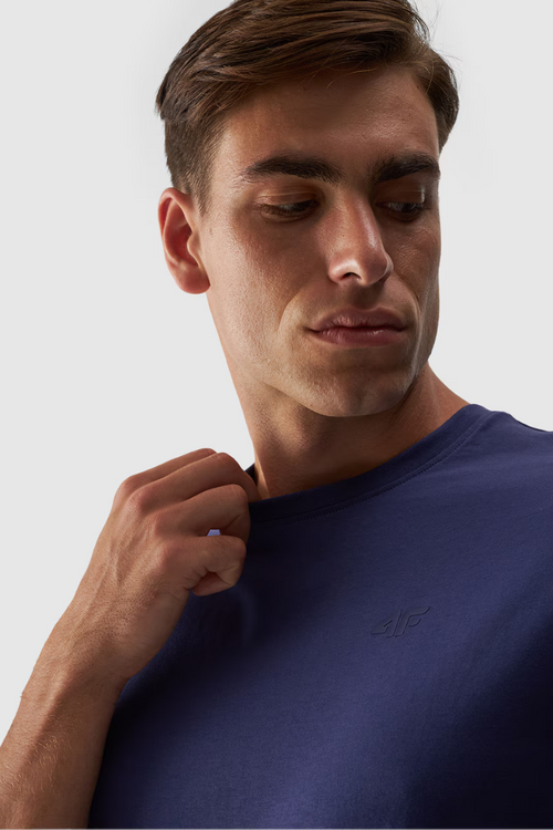 Чоловіча однотонна футболка з логотипом чорна 4F 4FWMM00TTSHM1843-31S