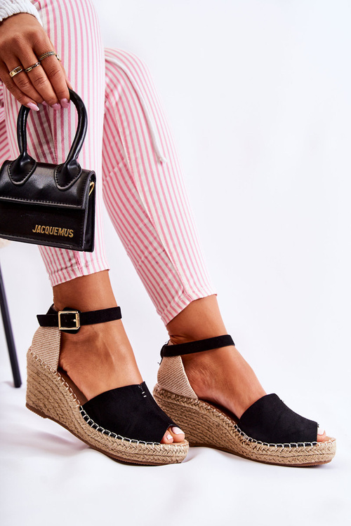 Зручні жіночі босоніжки на танкетці Dellia чорного кольору