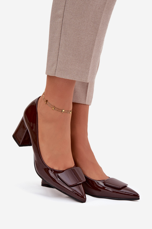 Лаковані туфлі на підборах з прикрасою шоколадні Isoline