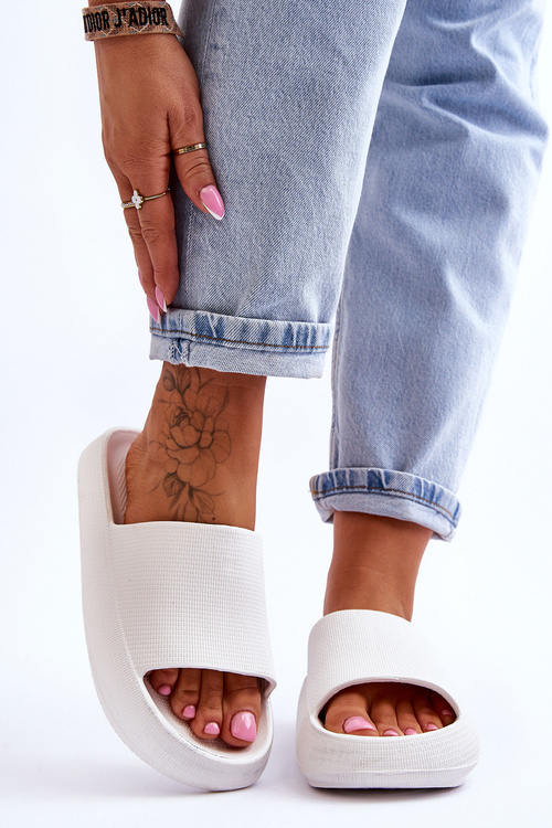 Модні легкі шльопанці на масивній підошві Rebel White