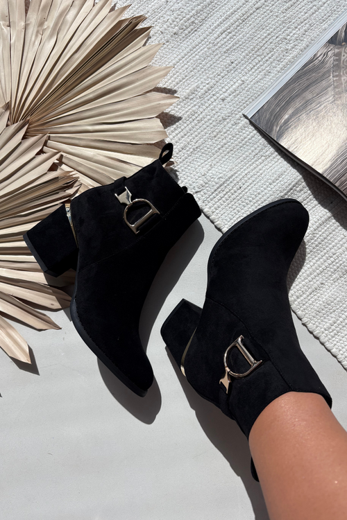 Теплі жіночі чоботи на підборах з золотими елементами чорний Ambrine