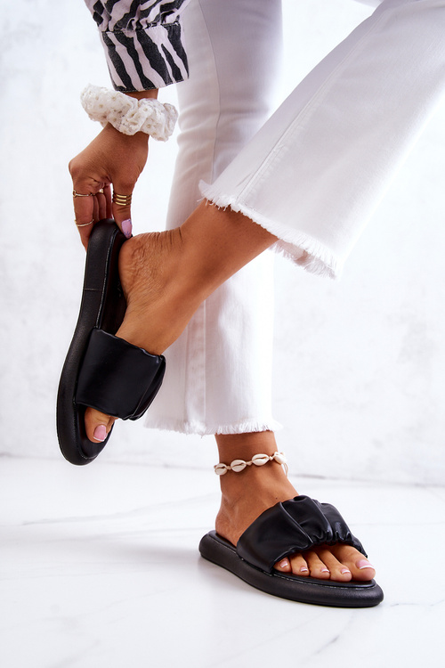 Жіночі класичні тапочки чорного кольору