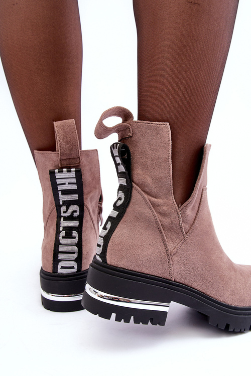 Замшеві ботильйони на плоскій каблуці та вирізах темно-бежевого кольору Lamedella