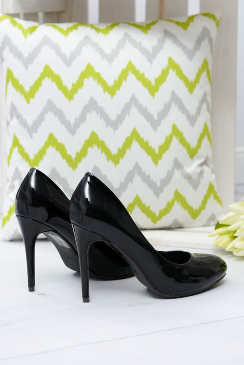 Чорні лаковані туфлі Софії на шпильках