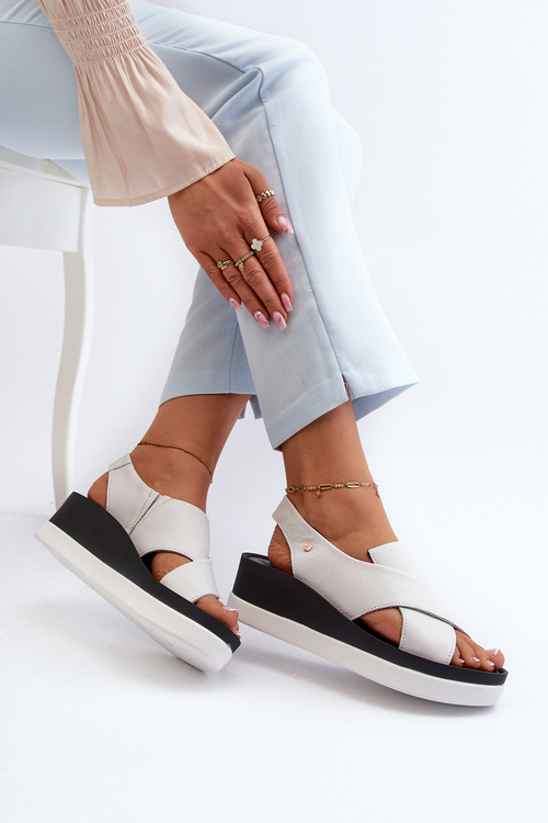 Білі шкіряні босоніжки на танкетці Zazoo 40256