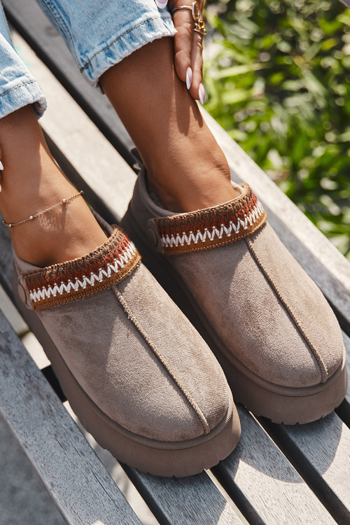 Жіночі низькі зимові черевики з рухомим ремінцем і вишивкою на платформі темно бежеві Lyrisse