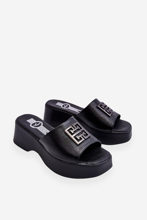 Жіночі шкіряні тапочки на платформі з прикрасами чорного кольору Renna