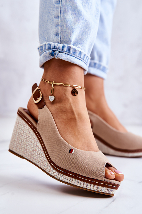 Жіночі зручні босоніжки з пряжкою темно-бежеві Thallas