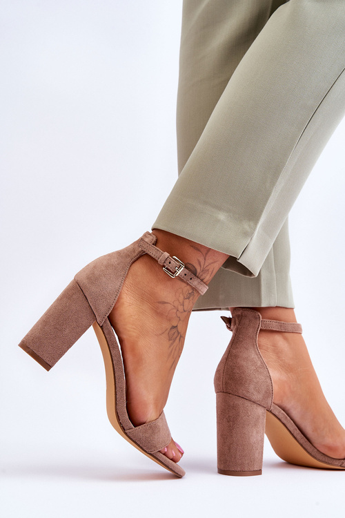 Жіночі класичні замшеві босоніжки коричневого кольору Passo