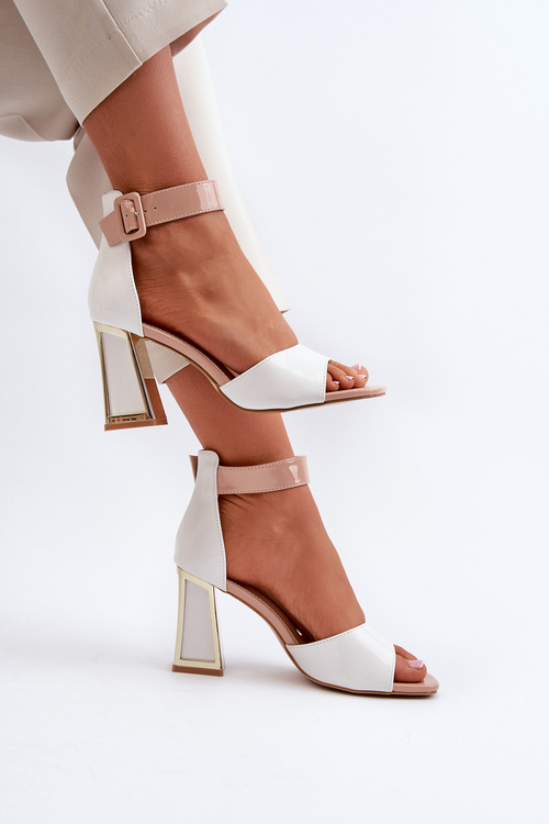 Білі лаковані босоніжки на підборах Adrianu