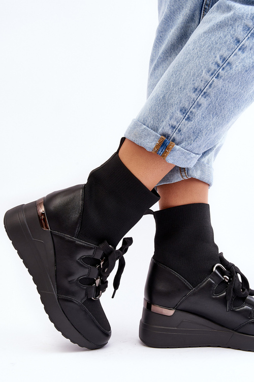 Жіночі чоботи на танкетці з носком чорного кольору Helladina