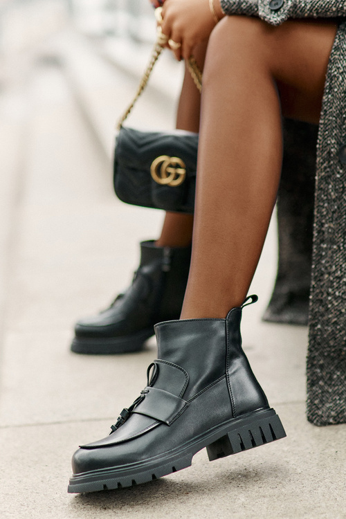 Шкіряні ботильйони на плоскій каблуці та декорі утеплені чорного кольору Asperra