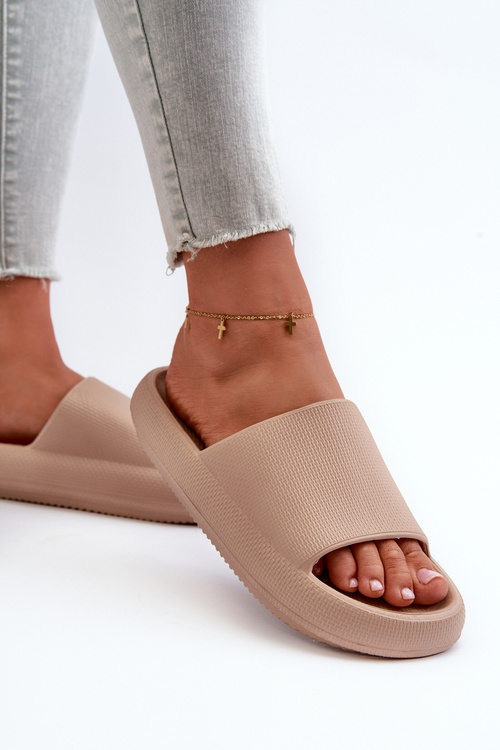 Жіночі легкі поролонові шорти на товстій підошві темно-бежевого кольору Querceria