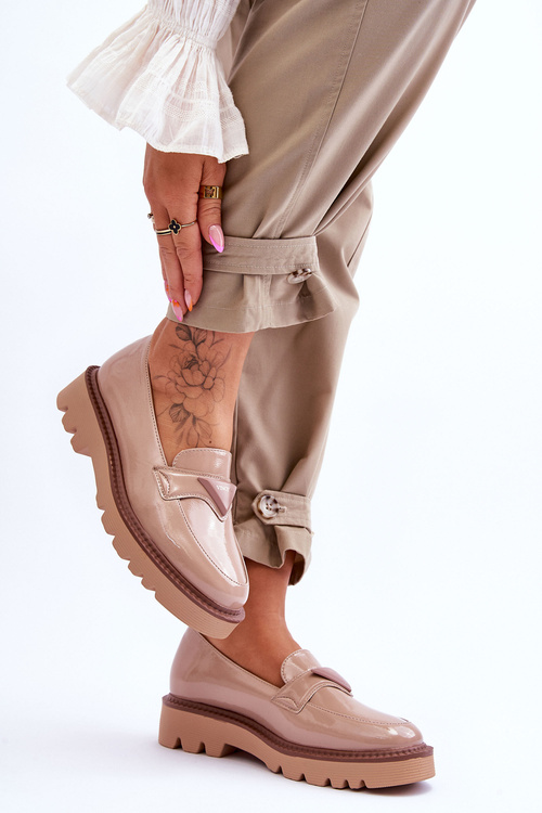 Жіночі лофери лаковані на платформі з декором Jonett бежевого кольору