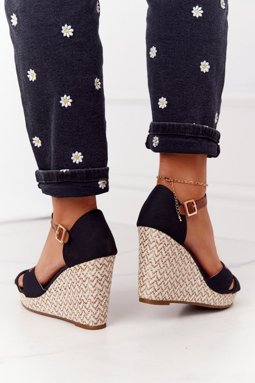 Чорні босоніжки на танкетці з косами