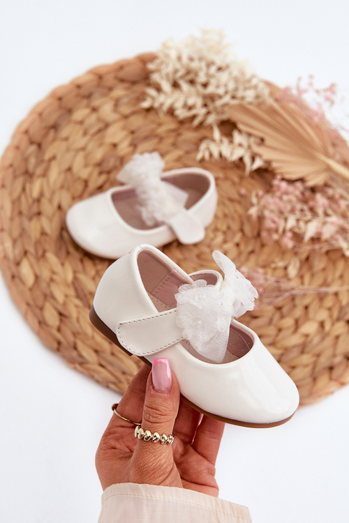 Білі дитячі лаковані балетки Olessa з ремінцем на липучці та бантом