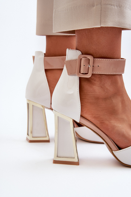 Білі лаковані босоніжки на підборах Adrianu