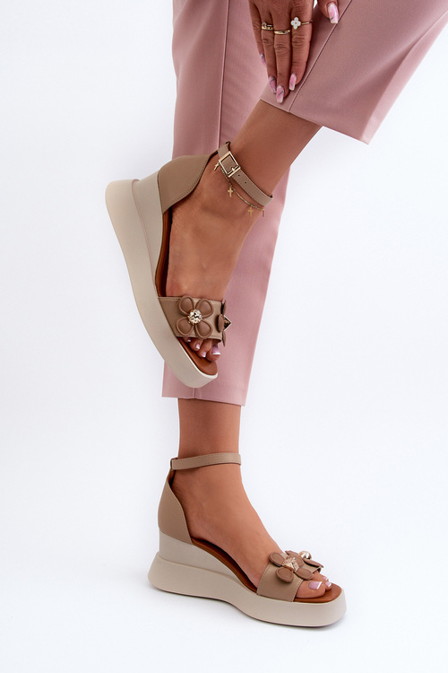 Жіночі босоніжки на платформі та танкетці з квітами бежеві Foviana