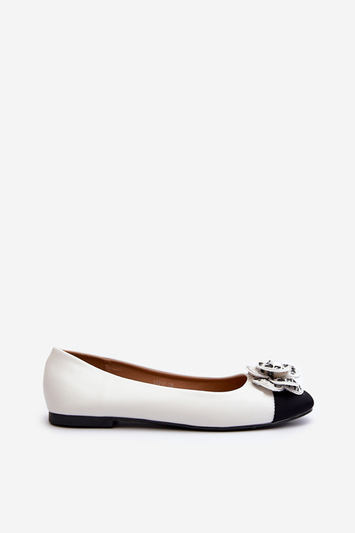 Жіночі балетки з екошкіри з декоративними деталями білого кольору Divinella