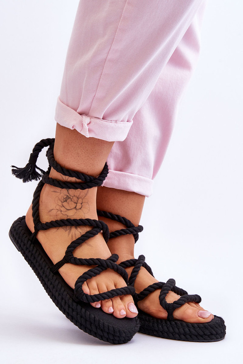 Чорні босоніжки на масивній платформі