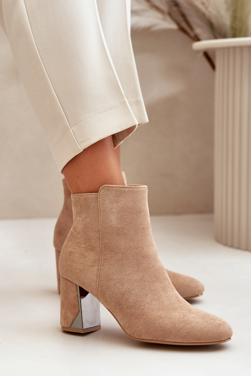 Утеплені чоботи на підборах із дзеркальним елементом бежевого сріблястого кольору