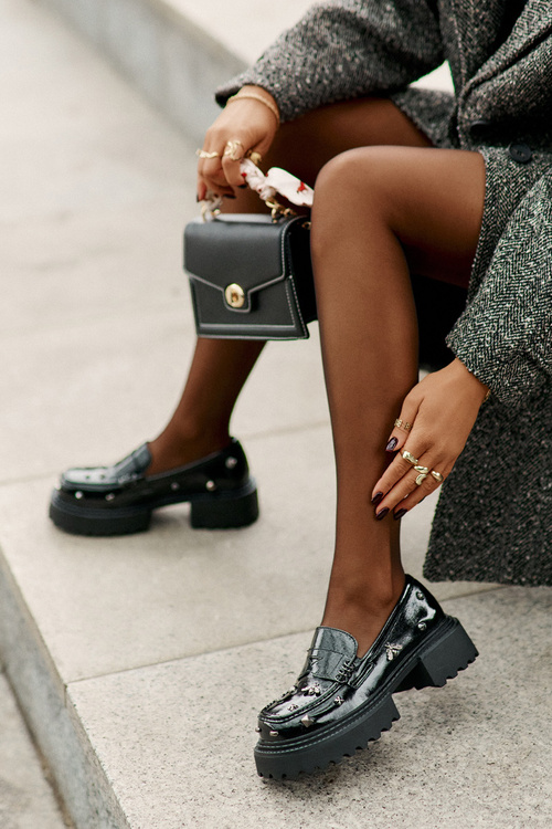 Жіночі лаковані туфлі з декором D&A MR880-103 Чорні