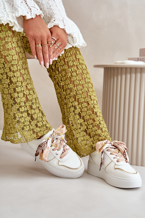 Жіночі кросівки на платформі з декоративною шнурівкою білого кольору Mistra