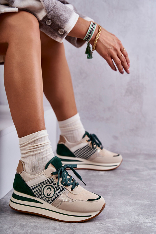 Модні жіночі спортивні туфлі на танкетці бежево-зелені Aronne