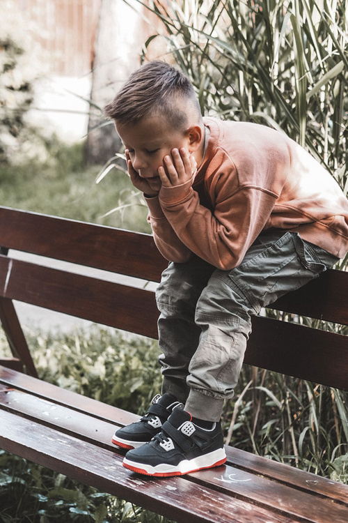 Дитяче шкіряне спортивне взуття чорно-червона Marisa