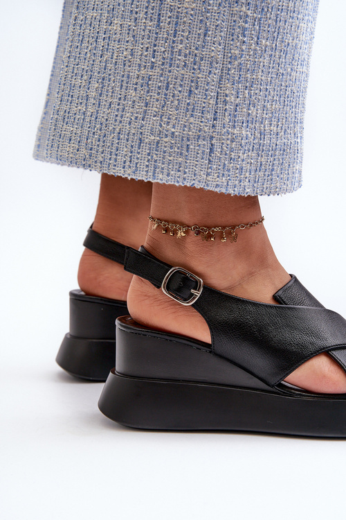 Жіночі чорні босоніжки на платформі та танкетці з екошкіри Vaiara