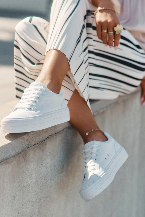 Еко шкіряні кросівки для жінок на платформі Big Star RR274298 білі